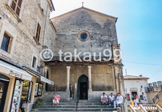 リミニからのバスを降りて、一段上へ上がると「聖フランチェスコ門」があり、これをくぐるとすぐです。