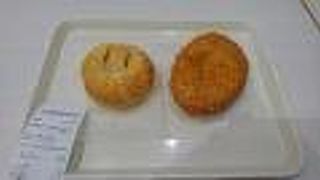 塩ぶたまんとカリカリチーズカレーパンを購入