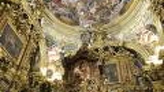 豪華・華麗・優美な内装、美術品の宝庫