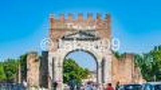 周りの建物の部分はなくなっていますが、アーチ部分は崩れずに残っています。