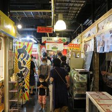 そのまま奥へ進むと飲食店が出現