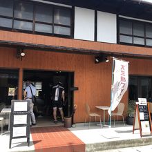 奇麗なお店で、テラス席もありました