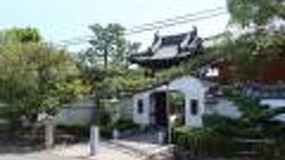 中国のような山門が独特！