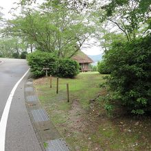 屋外展示の山村民家(登録有形文化財)で一休み