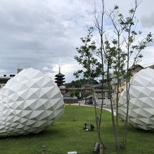興福寺五重塔とオブジェ