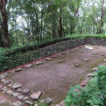 復元された石積み。