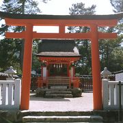 宮島の砂浜に建つ小さな神社