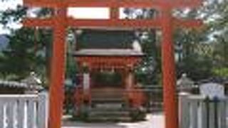 宮島の砂浜に建つ小さな神社