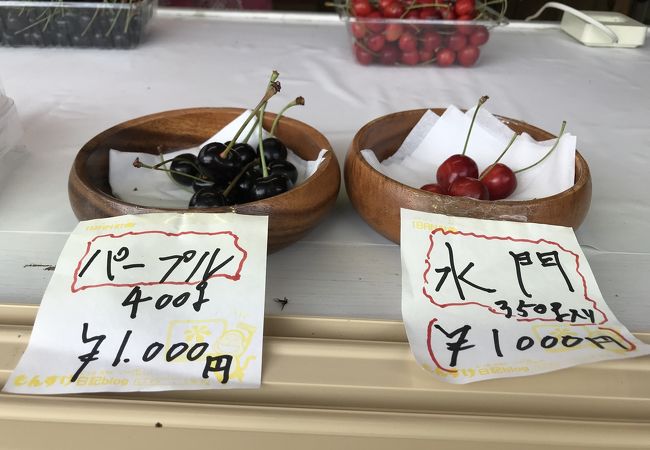 入園料大人１０００円小学生７００円幼児４００円。お持ち帰り用販売あり。