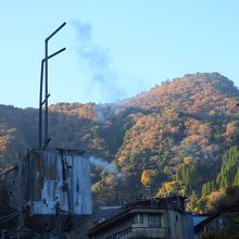 噴気孔と紅葉