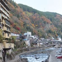 温泉街と紅葉