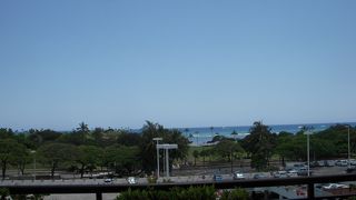 オープンエアのショッピングセンターとしては世界最大級の「アラモアナセンター」は、３５０以上の店舗が軒を並べる巨大モールで、常に新しいショップがオープンし進化し続けています。