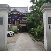 霊梅寺山門