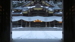 雪の朝、荘厳な静けさに包まれて