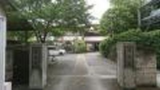 近代的な本堂の寺院