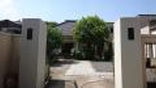 普通の民家の門の様な山門