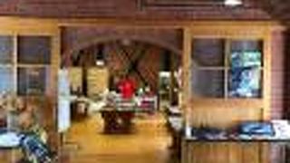 こじんまりした赤レンガ倉庫です