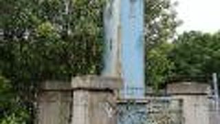 青銅色の装飾が美しい