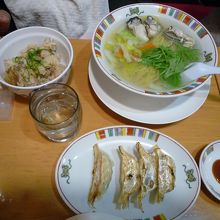 セットの餃子とチャーシューご飯