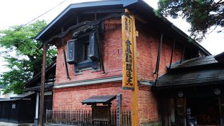 ミスマッチどころか、カッコよい！和風の重厚な蔵扉を有する洋風レンガ造りの明治時代の蔵