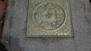 本物は車道の真ん中に埋め込まれている