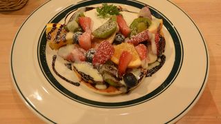 ぬいぐるみがソファに座っています。