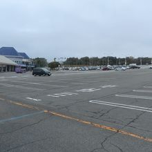 広い駐車場。　左の建物がエントランスドームの入り口。