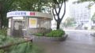 金色の「夢の女神」像。