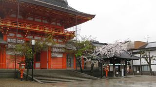 夜間も参拝できる