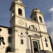 ローマ、スペイン広場の階段の上にある教会