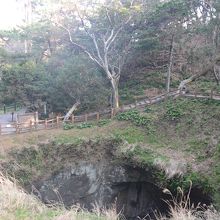 天窓洞の周囲は柵が設置され穴への転落防止が図られています。