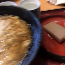 玉子あんかけそば。写真はピンぼけでも味は間違いなし！