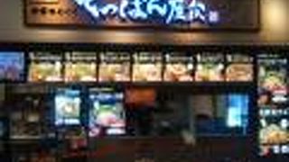 日本全国のご当地焼きそばとお好み焼きをフードコートにて