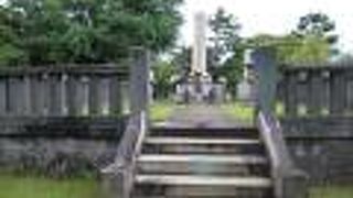 青山霊園の北端近くにあります