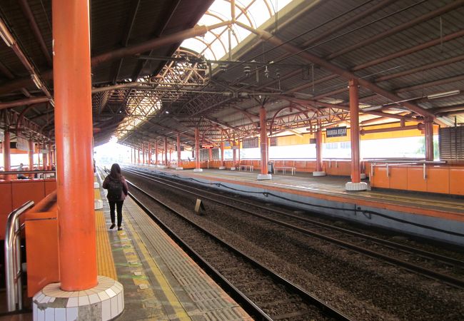 駅の周辺は活気あります