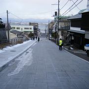 坂の上から港が見えます