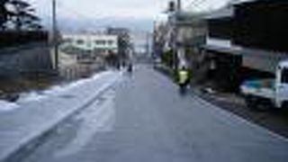 坂の上から港が見えます