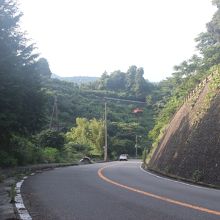 自動車道を登って行きます。