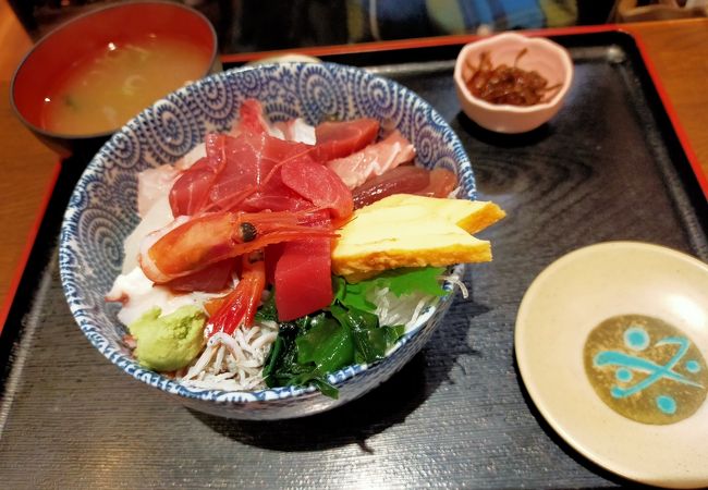 限定10食の刺身てんこ盛りの海鮮丼がお勧め