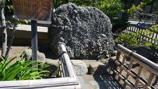 鶴岡八幡宮境内にあります。