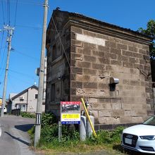 銭函駅を出たら右手へ道沿いを進む