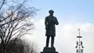 大通公園に黒田清隆と並んで。