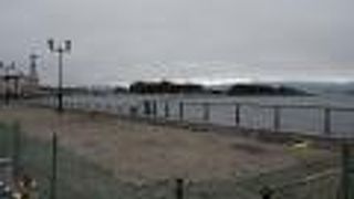 波止場の工事中で像は移転中