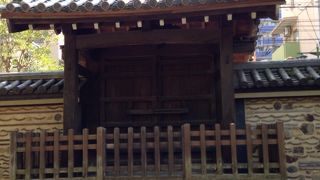 左右の塀の裏側は博多塀