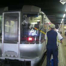 正面をお掃除中の列車の外観