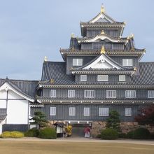 近づくと基調は黒だけれどほどほどの重厚さです