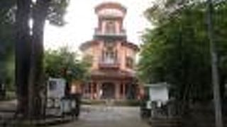 山形城址霞城公園の中にあります。