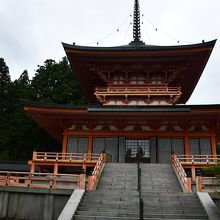 朱塗りが鮮やかな東塔