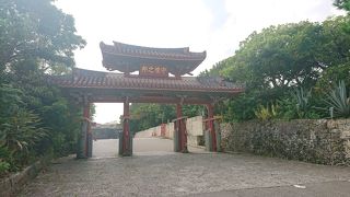 バスだと近くまで行けます。火災の後、首里城正殿遺構が有料公開されていました。