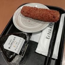 青唐辛子味噌のおにぎりと牛肉コロッケ